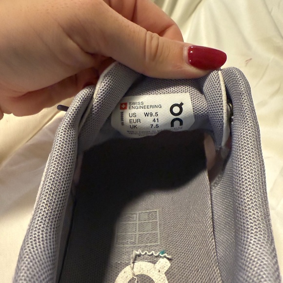 Women On cloud Shoes - Picture 2 of 2